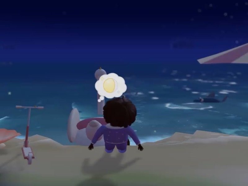 Ein Bewohner im Schlafanzug sitzt nachts am Strand und schaut aufs Meer